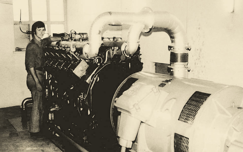 Ein Mann steht an einer großen Maschine.